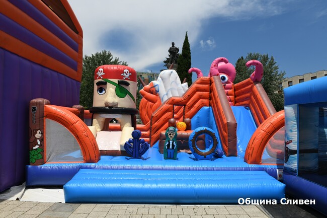 Надуваеми атракциони вече радват най-малките жители на Сливен