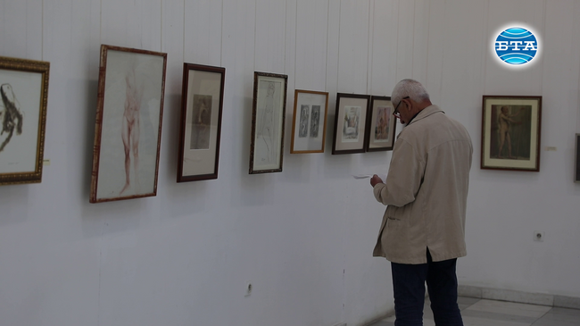 Университетски преподавател представя колекция от картини на голо тяло и еротика от известни наши художници
