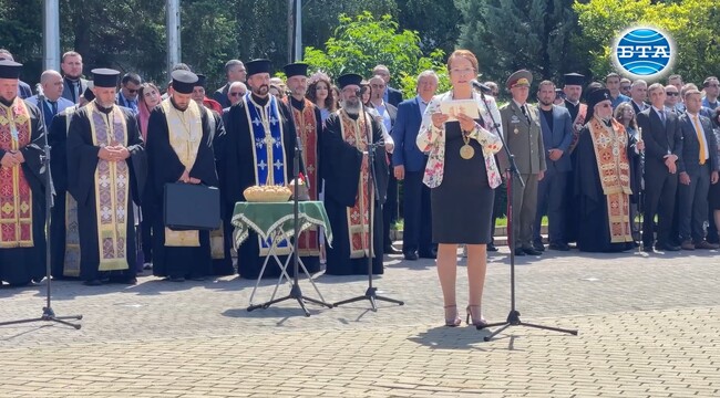 С водосвет за здраве и благоденствие и церемония по издигане на знамената Казанлък отбеляза своя празник
