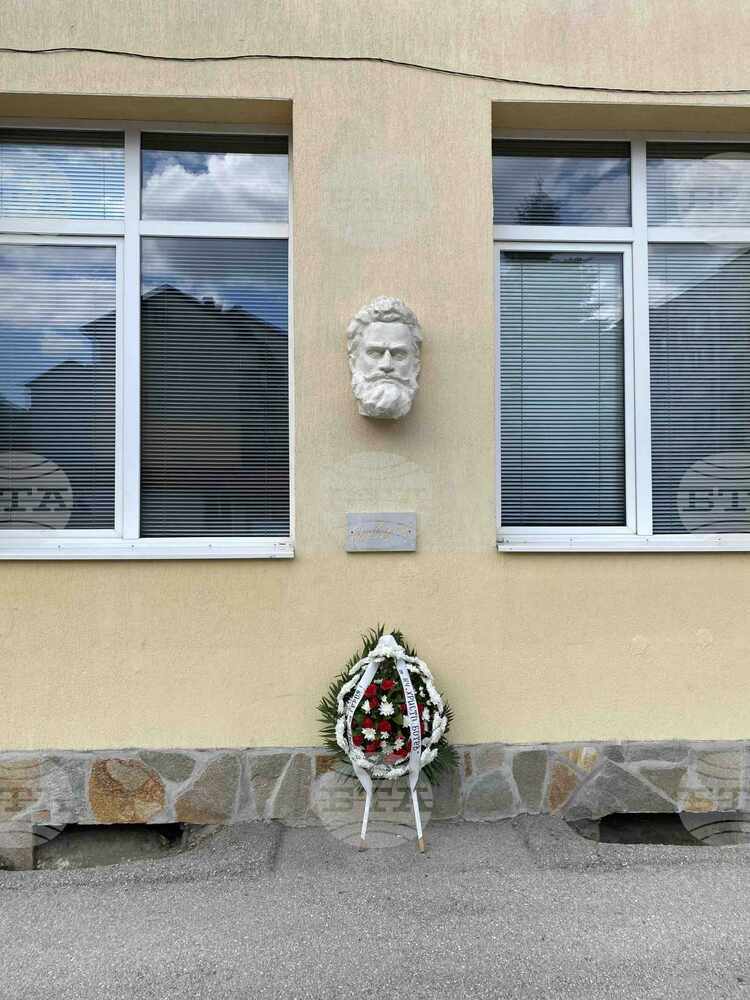 Орелеф на Ботев е дарен от скулптура Антон Димитров на Начално училище „Христо Ботев“ в Троян