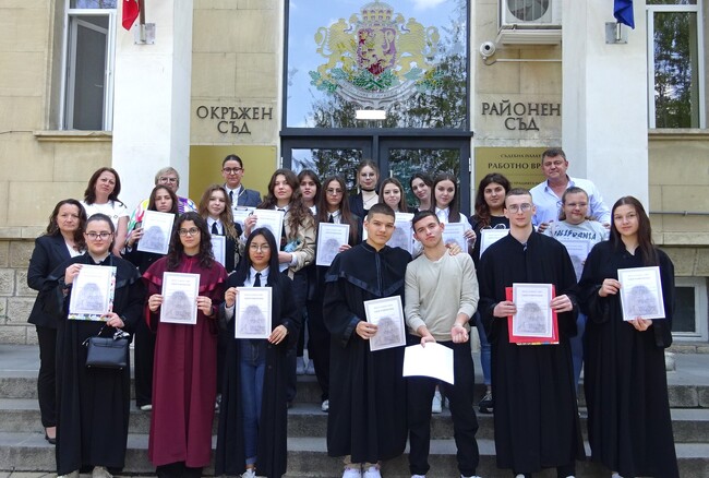 Районен съд – Разград: Десетокласници от ПГПЧЕ „Екзарх Йосиф“ „осъдиха“ на 7 години „лишаване от свобода“ 20-годишен за трафик на непълнолетна ученичка