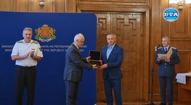Старши треньорът Илиан Илиев бе отличен от служебния министър на отбраната и от началника на отбраната за заслуги във футбола и спорта