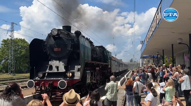 Атракционен влак с парен локомотив пристигна на казанлъшката гара