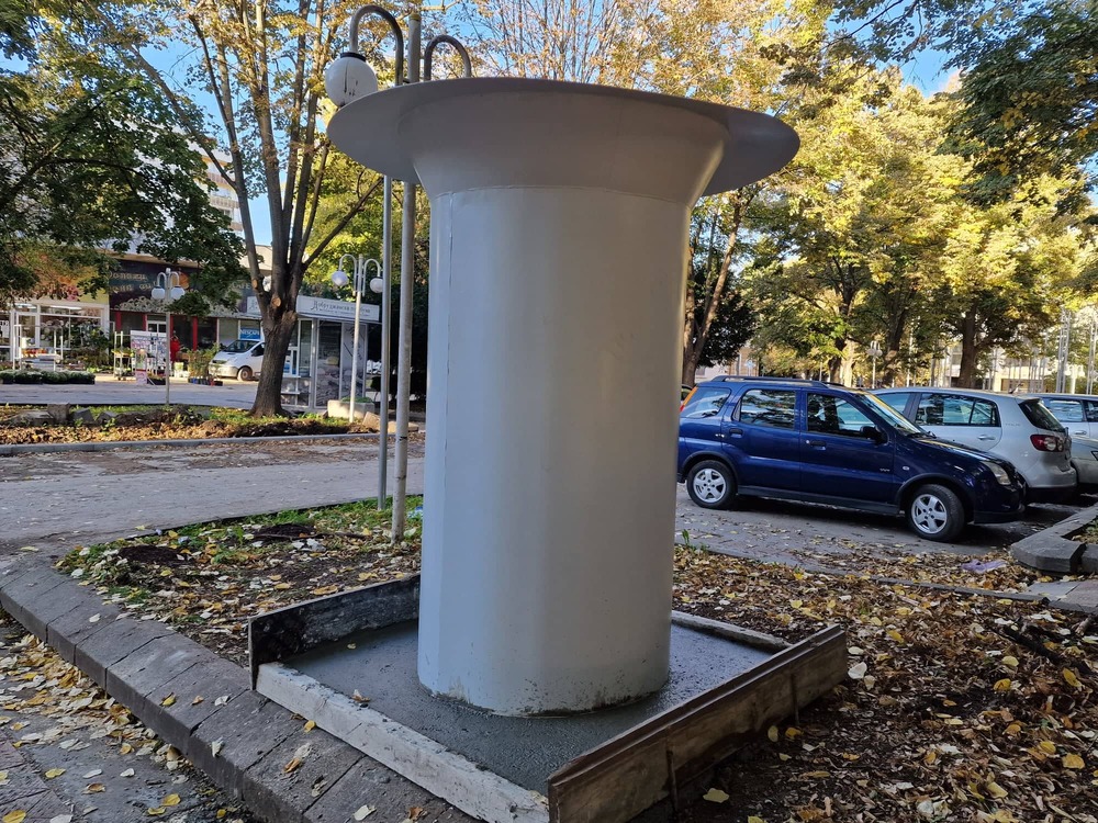 Община Добрич замени старите колонни „афишарки“ с 8 нови