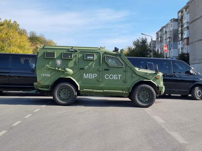 Екипи на Специализирания отряд за борба с тероризма се готвят да изведат барикадирал се мъж в казанлъшкия квартал "Изток"
