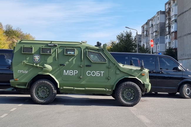 Специализираните полицейски части изведоха барикадиралия се мъж в жилищна сграда на казанлъшкия кв. "Изток"