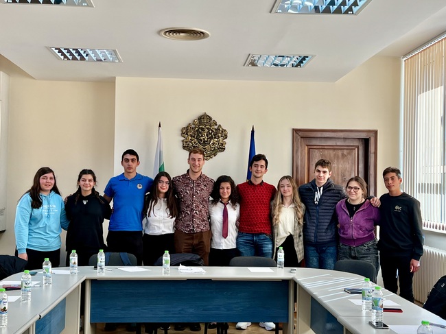 Младежи дискутираха темата за здравословното хранене и спорт по време на Областен младежки съвет