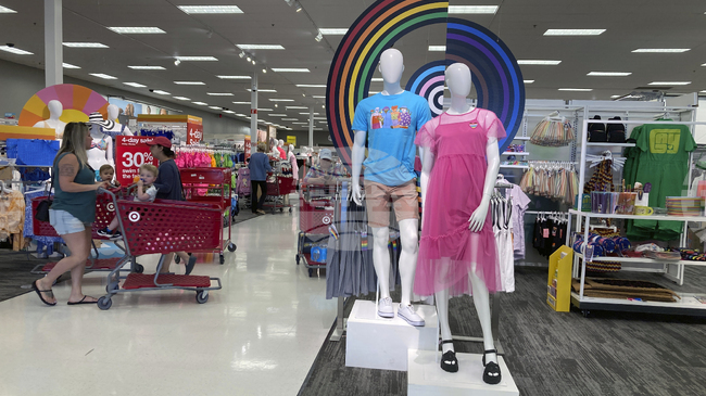 Ръстът на продажбите на дребно в САЩ се забавя през юли, а цените на вноса спадат