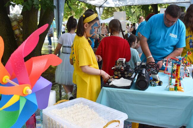 Община Разград: Празничният детски фестивал „Шарената въртележка” започна, дъждът отмени две от събитията