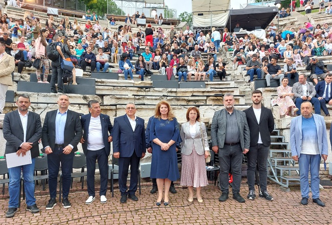 Вицепрезидентът: С образовани и грамотни хора успехът е гарантиран