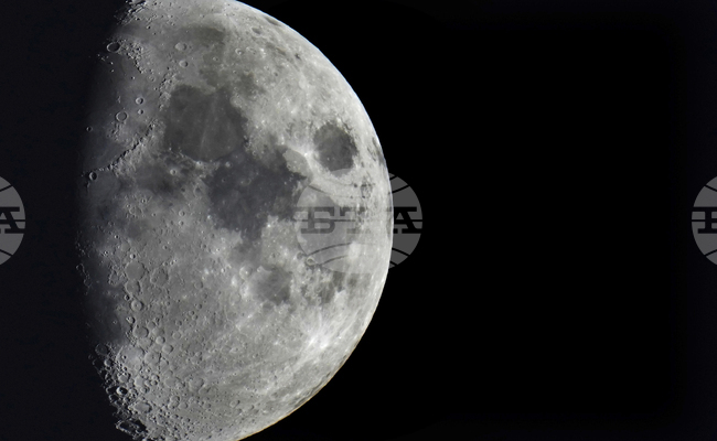 Повърхността на Луната е различна на близката и далечната ѝ страна, установиха учени