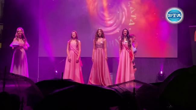 На официална церемония в Казанлък беше коронясана 56-ата Царица Роза Неделина Неделчева