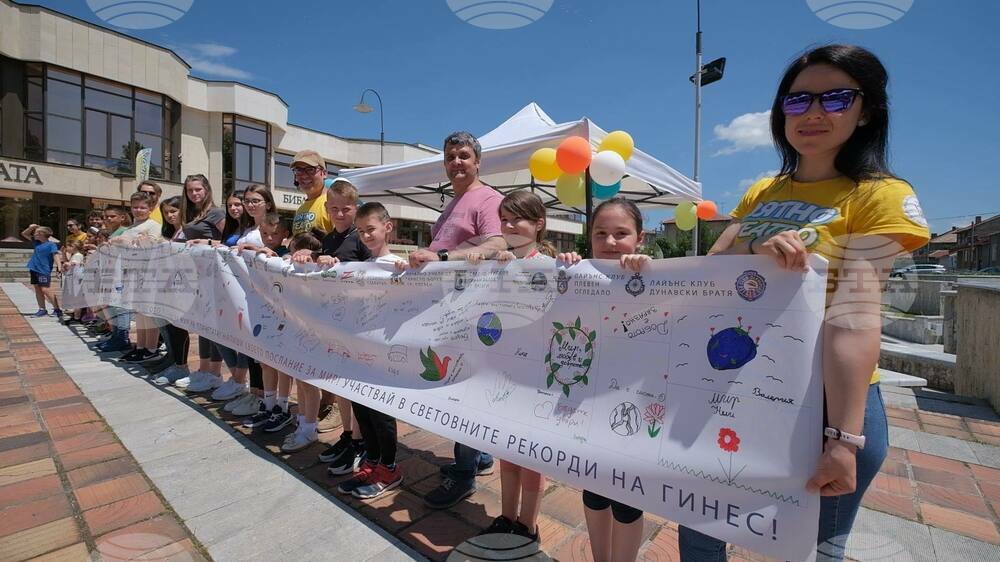 Послания за мир на 10-метров винил оставиха децата на Севлиево на 1 юни