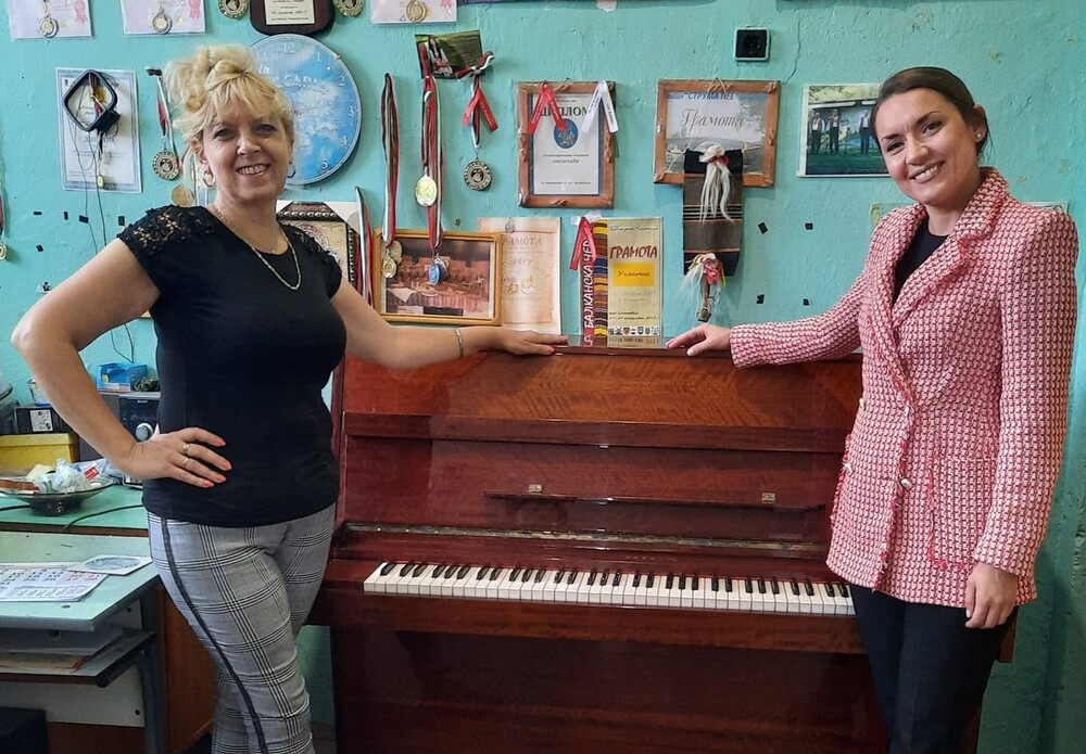 Възраждане: Кандидатът за народен представител Мира Миркова с прекрасен жест към читалище