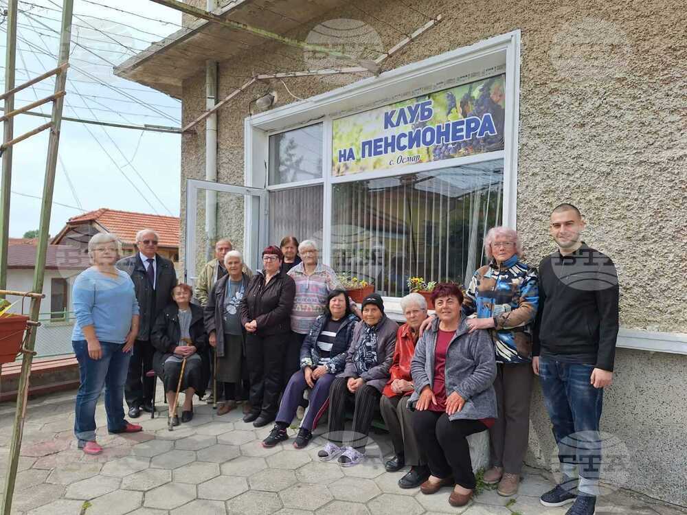 Кандидати за депутати от партия "Български гласъ" зарадваха с подаръци децата на Шумен и проведоха среща с пенсионери от с. Осмар