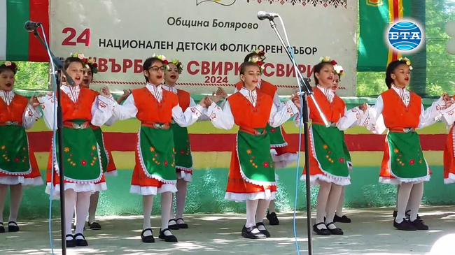 Вицепрезидентът Илияна Йотова откри 24-ия Национален детски фолклорен фестивал „Върбова свирка свири“ в Болярово