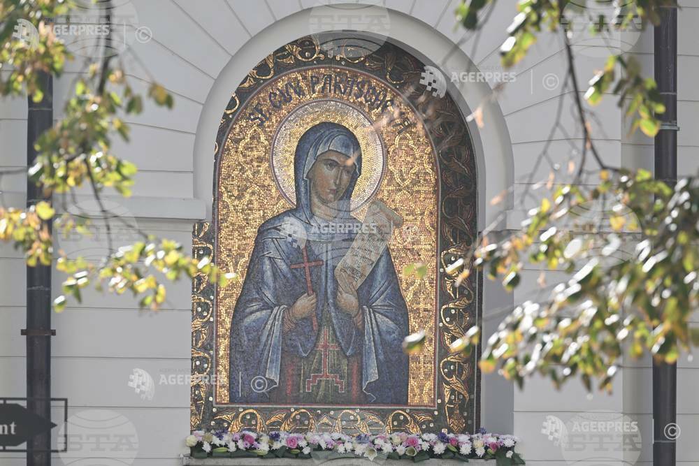 Над 13 500 души чакат цяла нощ в студа, за да се поклонят пред мощите на Света Параскева в Румъния