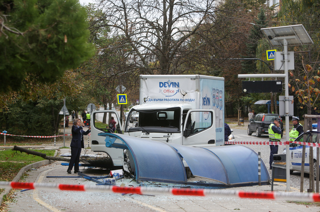 Повдигнаха обвинение на водача на камиона за катастрофата, при която загина 19-годишно момиче