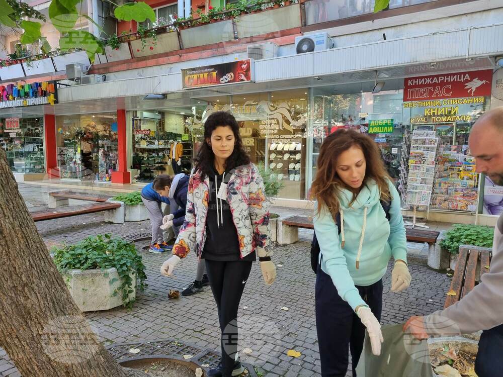 В Търговище участници в курс от цялата страна доброволно почистваха централната градска част