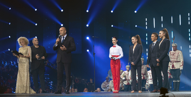 Държавният глава Румен Радев отличи с Почетния знак на президента цирковите артисти сестри Колев