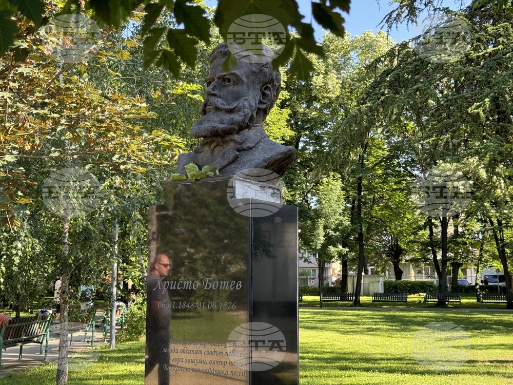 Казанлък - Христо Ботев - бюст-паметник