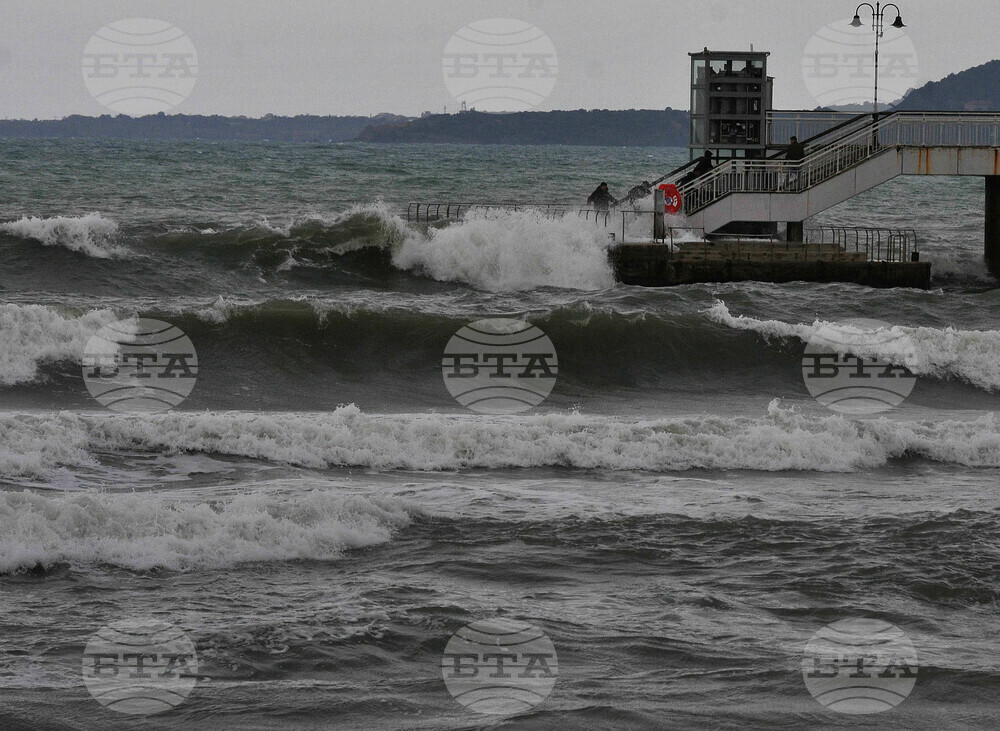 Цялата северна пясъчна ивица в Бургас е под вода, каза концесионерът ѝ