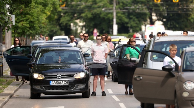 В 12:00 часа със сирени бе отдадена почит към паметта на Ботев, Левски и загиналите за свободата на България