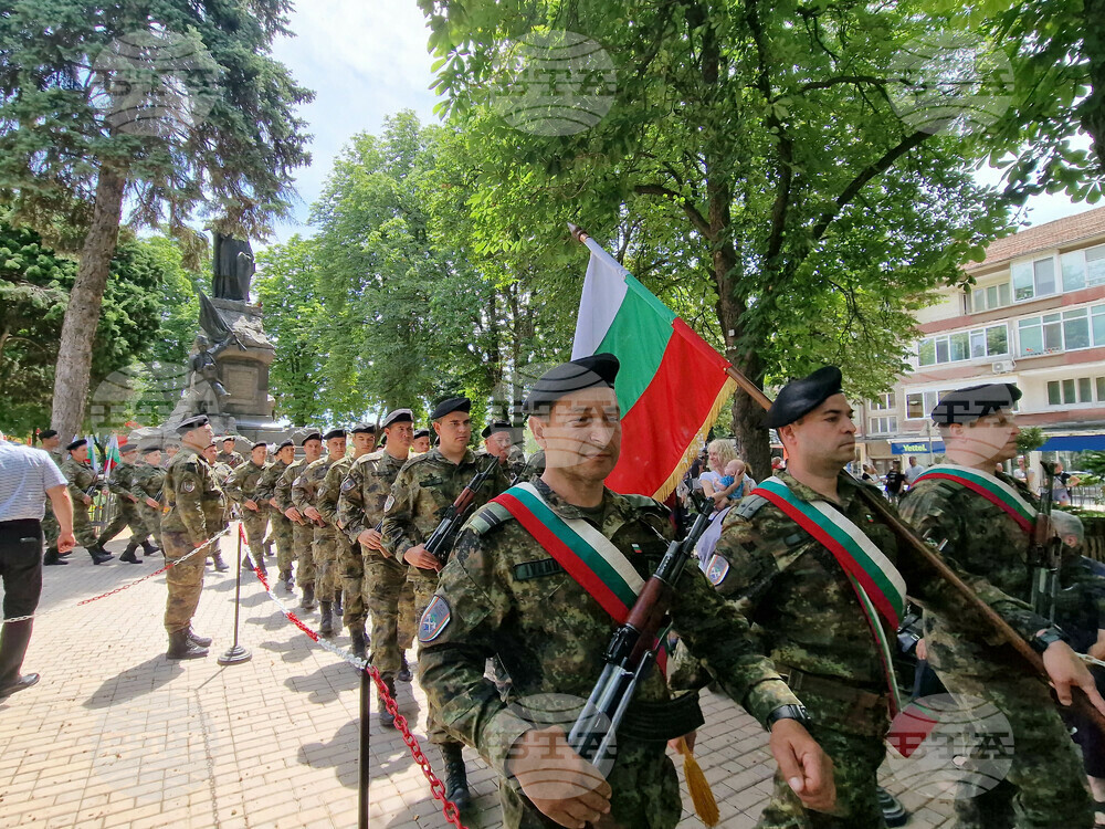 С военен ритуал Свищов се поклони пред делото на Ботев и загиналите за свободата и независимостта на България