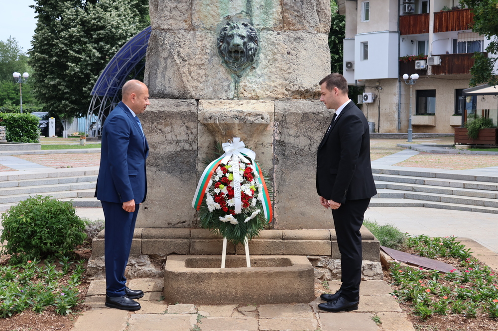 Община Ловеч: Почетохме паметта на загиналите за свободата и независимостта на България в Деня на Ботев