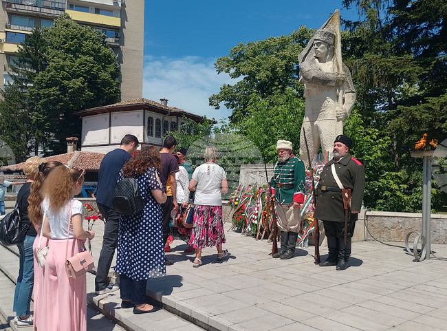 Търговище чества 2 юни с общоградско поклонение пред паметника на Никола Симов – Куруто