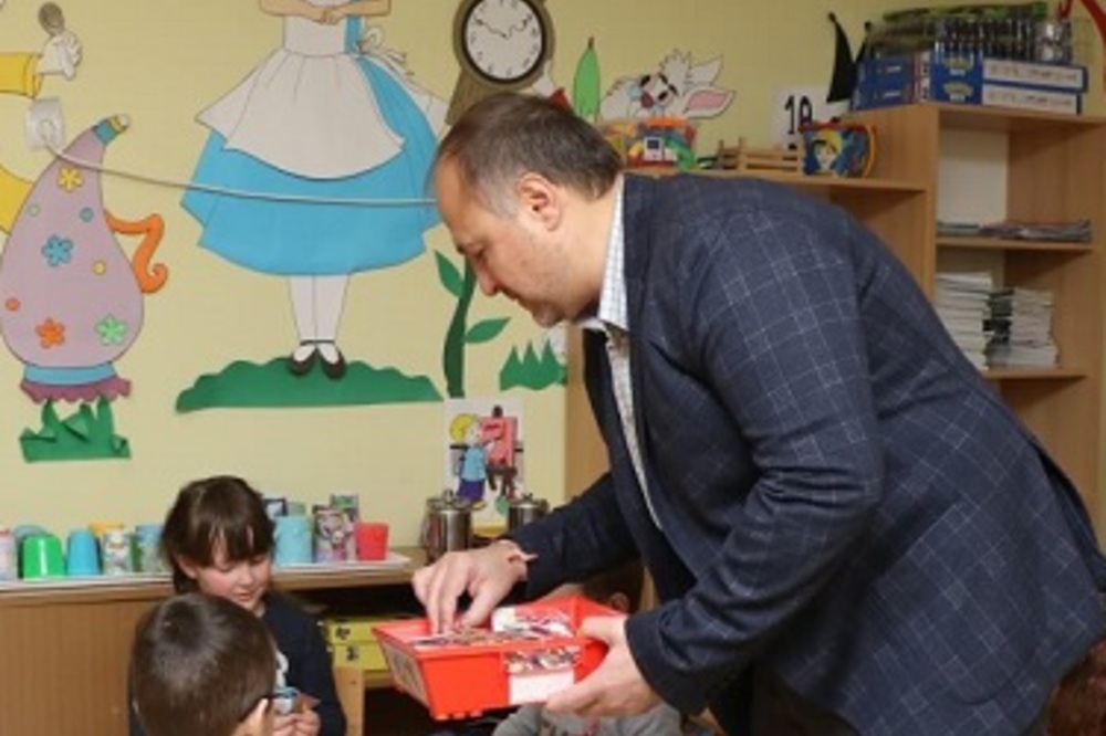 Генералният консул Димитър Цанев дари мартеници на деца в Цариброд