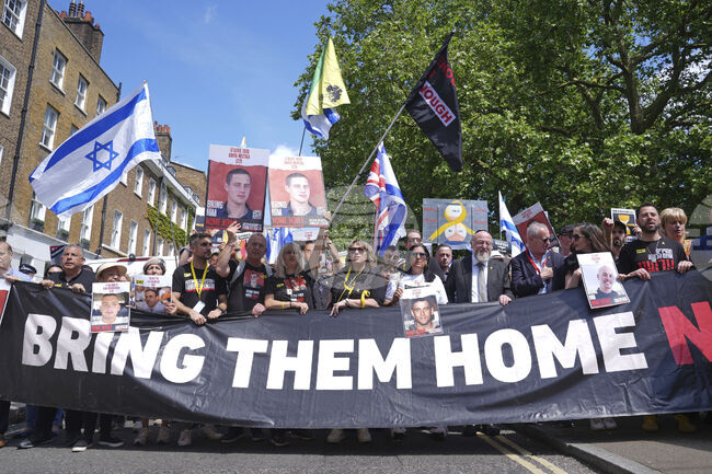 Демонстранти, настояващи за освобождаването на заложниците от Газа, организират шествие в Лондон