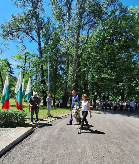 Кандидатите за народни представители на Коалиция ГЕРБ-СДС в Разград положиха венци пред паметника на Ботев