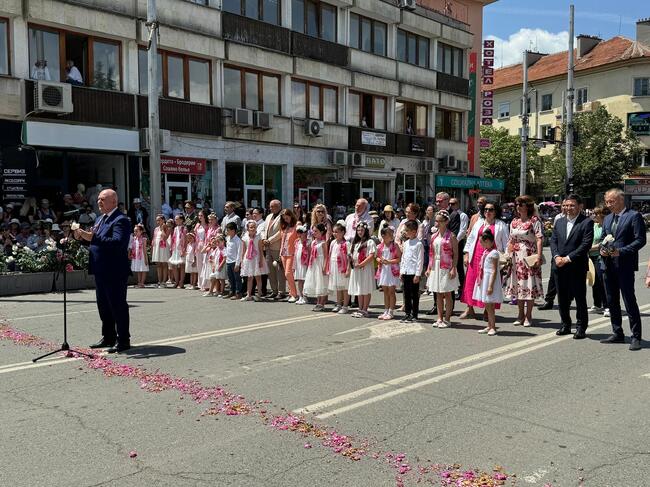 Министерство на образованието и науката: Над 2 000 деца и ученици се включиха в шествието за празника на розата в Казанлък