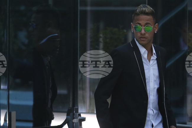 Бащата на Неймар твърди, че към бразилския футболист има интерес от клубове, които участват в Шампионската лига