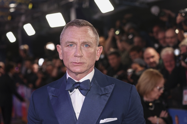 Звездите на "Вади ножовете 2" отдадоха почит към актрисата Анджела Лансбъри на закриването на Лондонския кинофестивал