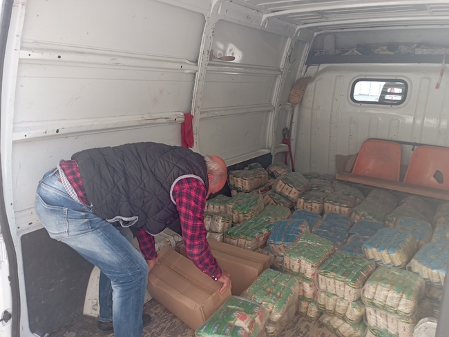 Близо един тон пакетирани хранителни продукти дари Община Сливен на кметството на карловското сeло Богдан