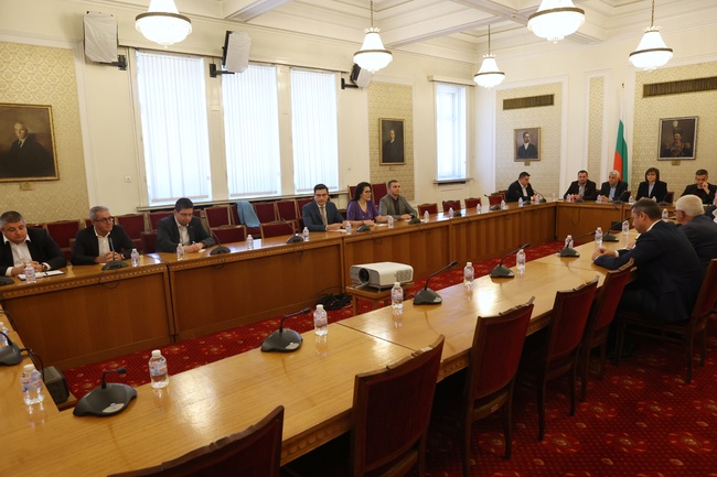 ГЕРБ-СДС, "Продължаваме Промяната", ДПС и "БСП за България" се обединиха, че ситуацията е тежка и изисква подкрепа за бизнеса и хората