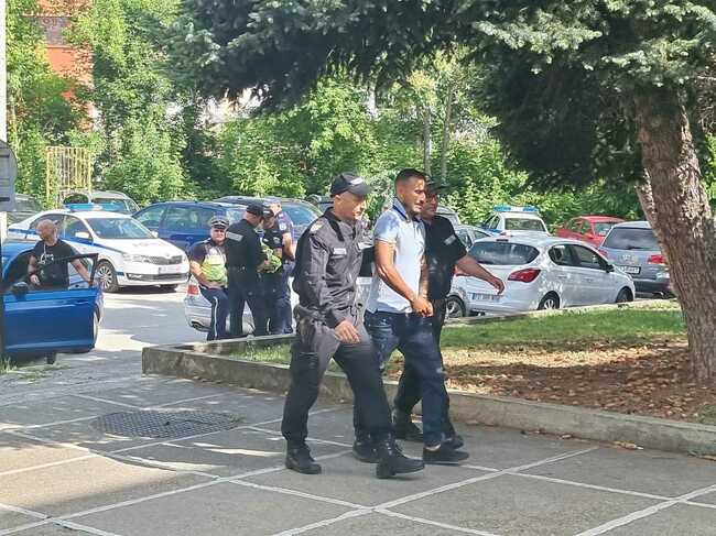 Шестима души са задържани при специализирана полицейска операция във Великотърновско тази сутрин