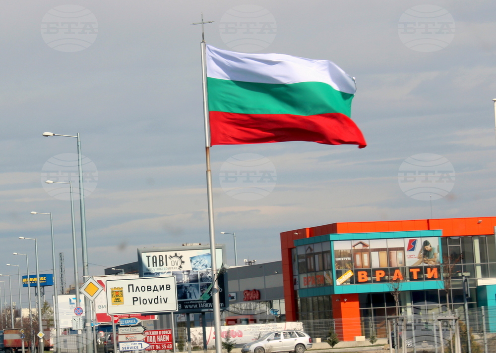 Община Пловдив подмени знамената на знакови места в града