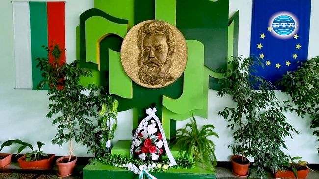 Сливенско училище с близо двестагодишна история за пръв път ще има химн благодарение на инициативата „Светилник“