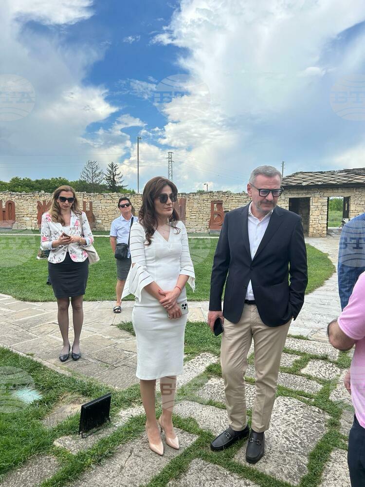 Министър Милошев посети културно-историческия комплекс „Двор на кирилицата“ в Плиска