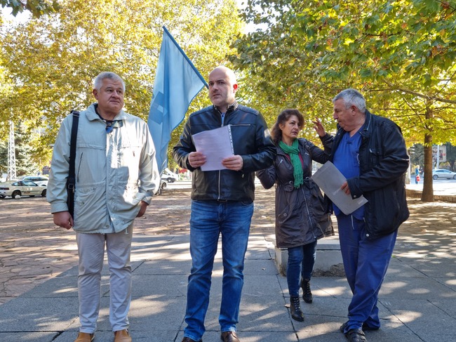 Служители от Спешна помощ връчиха на областния управител на Пловдив декларация до здравния министър за достойно заплащане