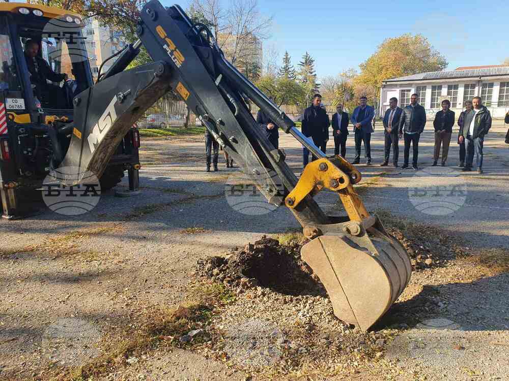 В Перник бе направена първа копка на нов училищен корпус със закрит плувен басейн и спортна зала