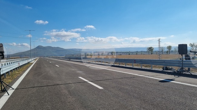 Движението при 377 км на автомагистрала "Хемус" в посока Шумен е в изпреварващата лента поради изтегляне на тежкотоварен автомобил