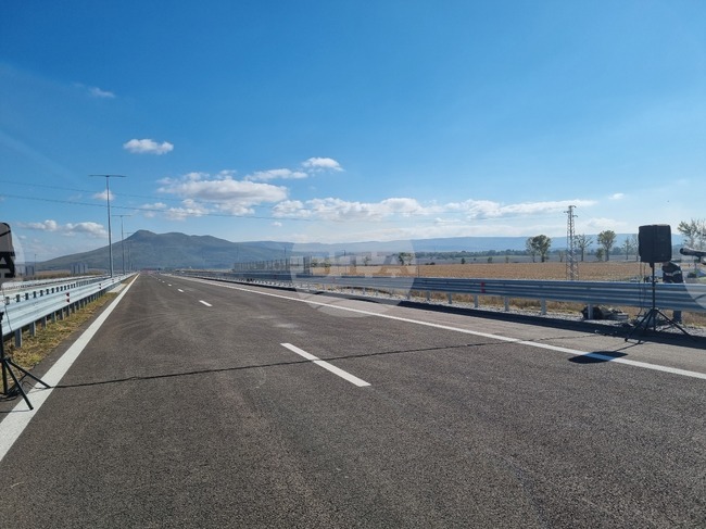 Движението при 377 км на автомагистрала "Хемус" в посока Шумен е в изпреварващата лента поради изтегляне на тежкотоварен автомобил