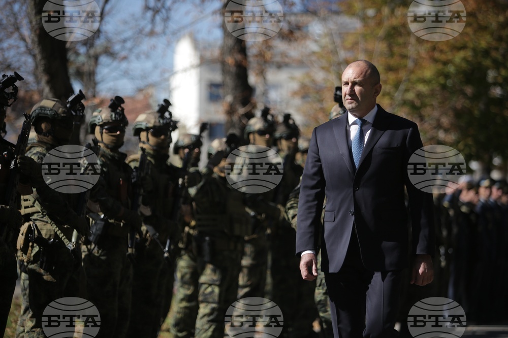 Румен Радев - празник на военните парашутисти - отбелязване