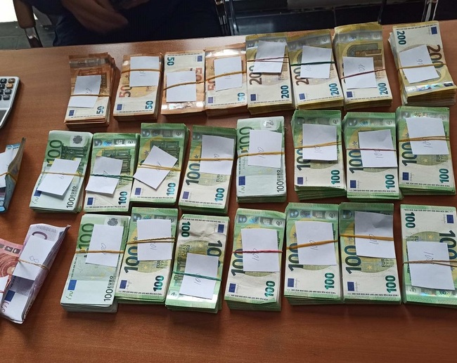 Недекларирана валута за над 1 млн. лева откриха митническите служители на МП Капитан Андреево