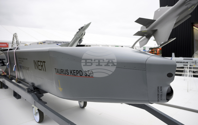 Германският министър на отбраната е скептичен по въпроса за доставките на ракети „Таурус“ за Украйна, пише „Тагесшпигел“