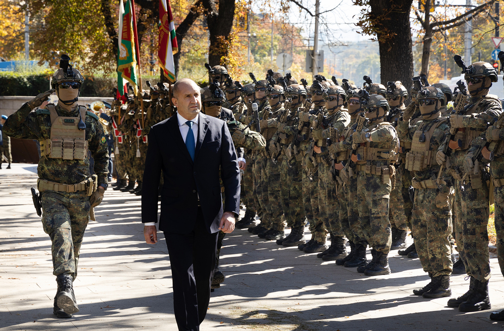 Държавният глава Румен Радев отдаде почит пред паметта на загиналите военни парашутисти